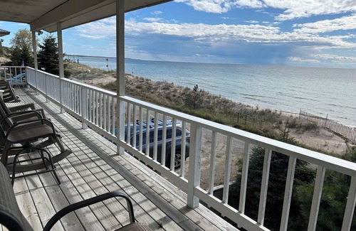 Pentwater Cottage | Beach house on Lake Michigan 5 minutes from Pentwater!