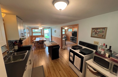 Sherkston Cottage | Beach house on pleasant beach!nCottage steps from the beach on Lake Erie