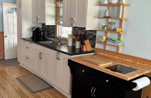 Sherkston Cottage | Beach house on pleasant beach!nCottage steps from the beach on Lake Erie