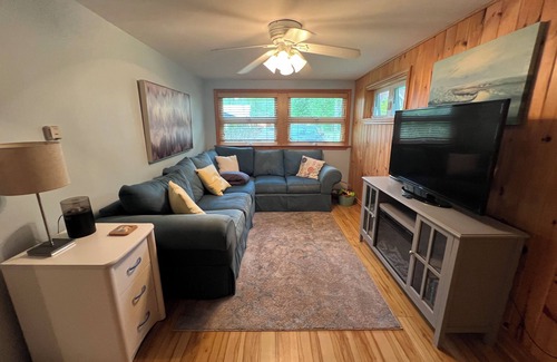 Sherkston Cottage | Beach house on pleasant beach!nCottage steps from the beach on Lake Erie