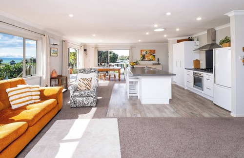Te Awanga House | Beach House - pet Friendly - Ample Room for 2 Families - min 15 Night Stay