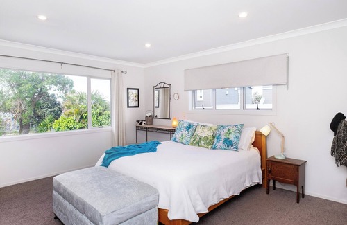 Te Awanga House | Beach House - pet Friendly - Ample Room for 2 Families - min 15 Night Stay