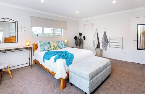 Te Awanga House | Beach House - pet Friendly - Ample Room for 2 Families - min 15 Night Stay