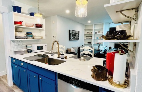 Wright House | Beach House Retreat- HUGE Pool, Centrally Located & WIFI