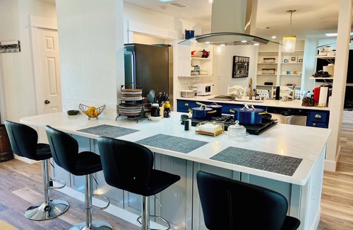 Wright House | Beach House Retreat- HUGE Pool, Centrally Located & WIFI