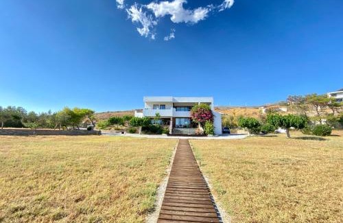 Karystos House | Beach house set in a beautiful bay