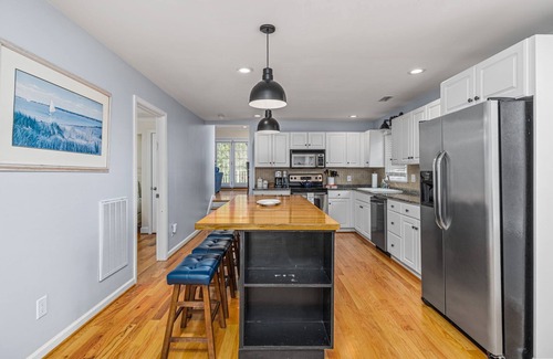 Pawleys Island House | Beach house w/FREE Golf Cart & Fire Pit!