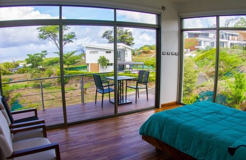 Santa Cruz House | Beach House w/infinity pool and jacuzzi - 8 min away from the beach!