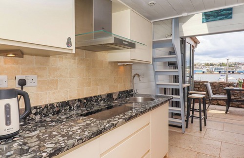 Teignmouth Cottage | BEACH HUT 5, romantic, country holiday cottage in Shaldon