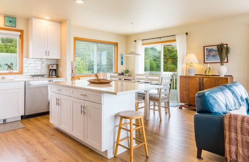 Coupeville House | Beach Look Out Retreat - Lake in Backyard, Hot Tub