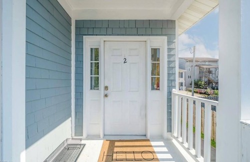 Norfolk Condo | Beach Oasis in Willoughby with Cheseapeake Bay Views and Private Beach Access
