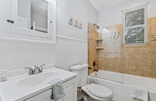Norfolk Condo | Beach Oasis in Willoughby with Cheseapeake Bay Views and Private Beach Access