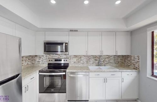 Siesta Key Village Ski Chalet | Beach Rd, 300ft to Beach Access & 500ft to Siesta Key Village, 2bdr