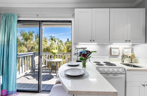Siesta Key Village Ski Chalet | Beach Rd, 300ft to Beach Access & 500ft to Siesta Key Village, Studio