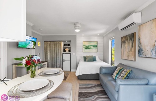 Siesta Key Village Ski Chalet | Beach Rd, 300ft to Beach Access & 500ft to Siesta Key Village, Studio