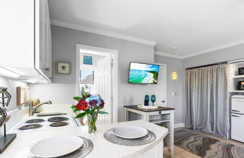 Siesta Key Village Ski Chalet | Beach Rd, 300ft to Beach Access & 500ft to Siesta Key Village, Studio