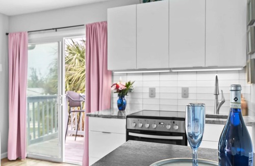 Siesta Key Village Ski Chalet | Beach Rd, 300ft to Beach Access & 500ft to Siesta Key Village, Studio