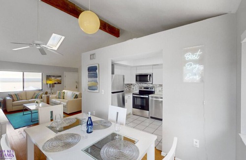 Siesta Key Village Ski Chalet | Beach Rd, 300ft to Beach Access & 500ft to Siesta Key Village, 2bdr & Studio