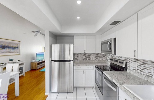 Siesta Key Village Ski Chalet | Beach Rd, 300ft to Beach Access & 500ft to Siesta Key Village, 2bdr & Studio