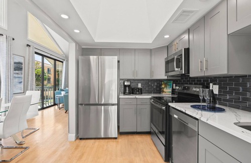 Siesta Key Village Ski Chalet | Beach Rd, 300ft to Beach Access & 500ft to Siesta Key Village, 2bdr & Studio
