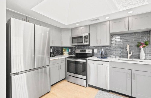 Siesta Key Village Ski Chalet | Beach Rd, 300ft to Beach Access & 500ft to Siesta Key Village, 2bdr & Studio