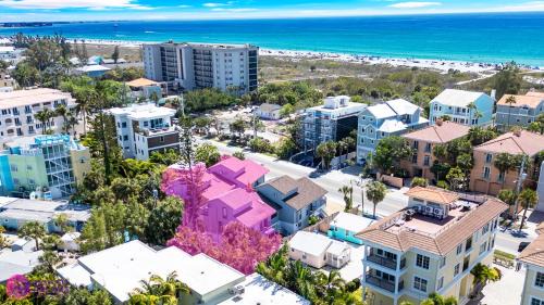 Siesta Key Village Ski Chalet | Beach Rd, 300ft to Beach Access & 500ft to Siesta Key Village, 2bdr