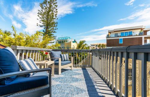 Siesta Key Village Ski Chalet | Beach Rd, 300ft to Beach Access & 500ft to Siesta Key Village, Studio