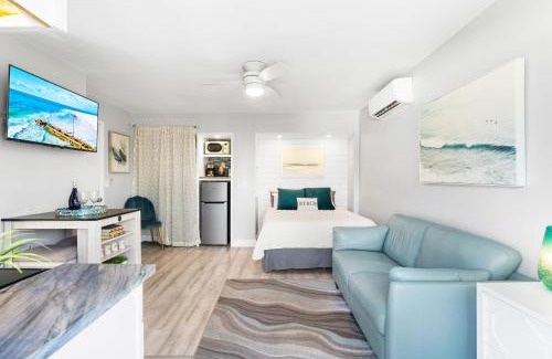 Siesta Key Village Ski Chalet | Beach Rd, 300ft to Beach Access & 500ft to Siesta Key Village, Studio