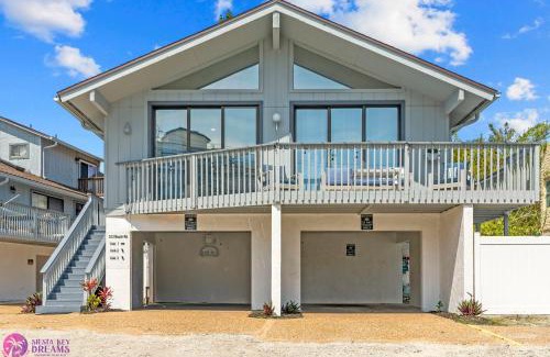 Siesta Key Village Ski Chalet | Beach Rd, 300ft to Beach Access & 500ft to Siesta Key Village, 2bdr