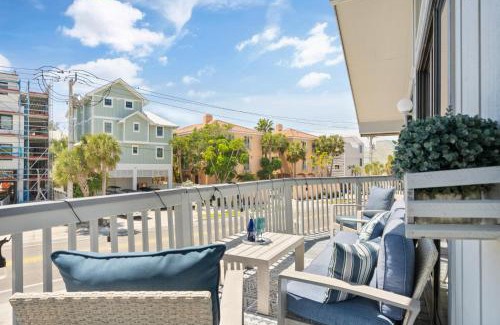 Siesta Key Village Ski Chalet | Beach Rd, 300ft to Beach Access & 500ft to Siesta Key Village, 2bdr