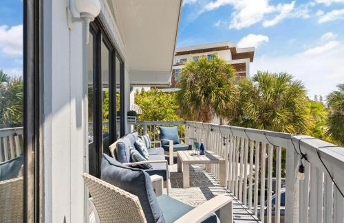 Siesta Key Village Ski Chalet | Beach Rd, 300ft to Beach Access & 500ft to Siesta Key Village, 2bdr