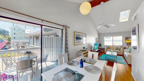 Siesta Key Village Ski Chalet | Beach Rd, 300ft to Beach Access & 500ft to Siesta Key Village, 2bdr