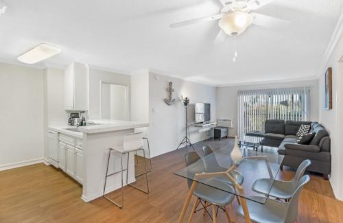Marina del Rey Hotel | Beach Rental- 5 Minutes Walking to Venice Beach