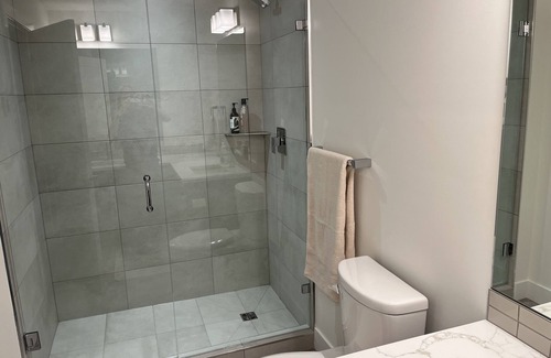 McKinley Apartment | Beach Resort Beauty - Gorgeous 2 Bed 2 Bath -Views, beach, pet friendly.
