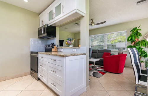 Hillsboro Beach Cottage | Beach Resort Villa , 2 br/2 ba, just steps to beach & golf & pool & Waterway