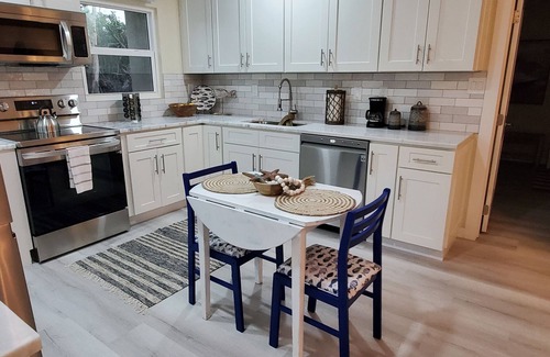 Laurel House | Beach Retreat - Completely Renovated!Half Duplex, WIFI/TV,1mile to Beach.