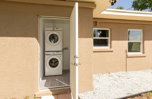 Laurel House | Beach Retreat - Completely Renovated!Half Duplex, WIFI/TV,1mile to Beach.