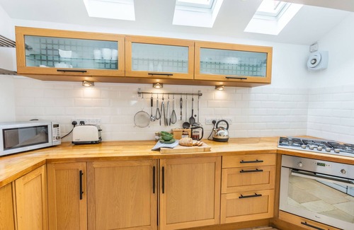 Instow Cottage | BEACH RETREAT, pet friendly, with open fire in Instow