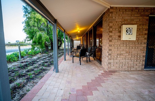 Lancelin House | Beach, sand dunes and pub just minutes away nNewly renovated