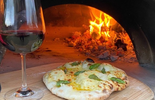Stanmore Bay House | Beach, Spa, Pizza, Repeat.