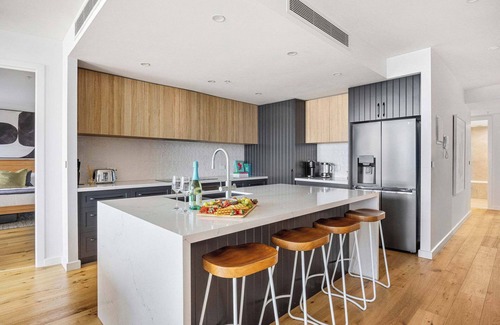 Port Melbourne Apartment | Beach Street Luxury | Beach & Bay Views