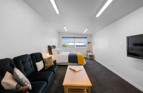 Fitzroy Apartment | Beach Studio - coastal escape near Fitzroy Beach