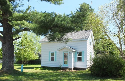 Frankfort Cottage | Beach Town Escape - COMPLETELY RENOVATED AND GORGEOUS! WALK TO LAKE AND BEACH!