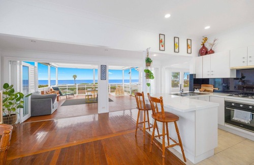 Lake Cathie Cottage | Beach-View Lake Cathie seaside cottage