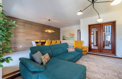 Vila Cha House | Beach Villa with Jacuzzi and Garage by HostWise