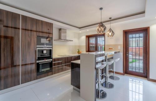 Vila Cha House | Beach Villa with Jacuzzi & Garage by HostWise