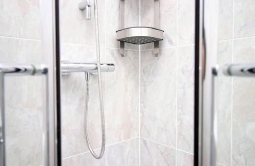Castle Apartment | Beach Walk House by Stay South Wales - Sleeps 5