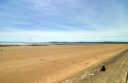 Castle Apartment | Beach Walk House by Stay South Wales - Sleeps 5