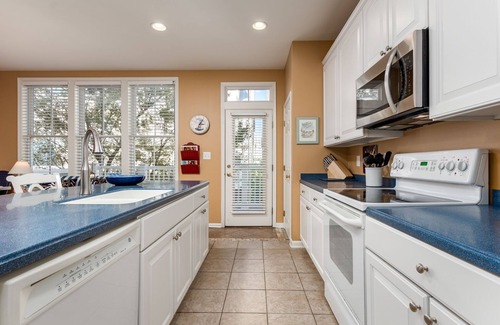 Sunset Island House | Beach Walk Lane @ 67th St, 2 Pools, FREE Linen/Towel Pkg*Beach Chairs/Beach Cart