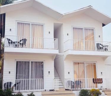 Mandrem Hotel | Beach walk resort by tvessa-100m to beach